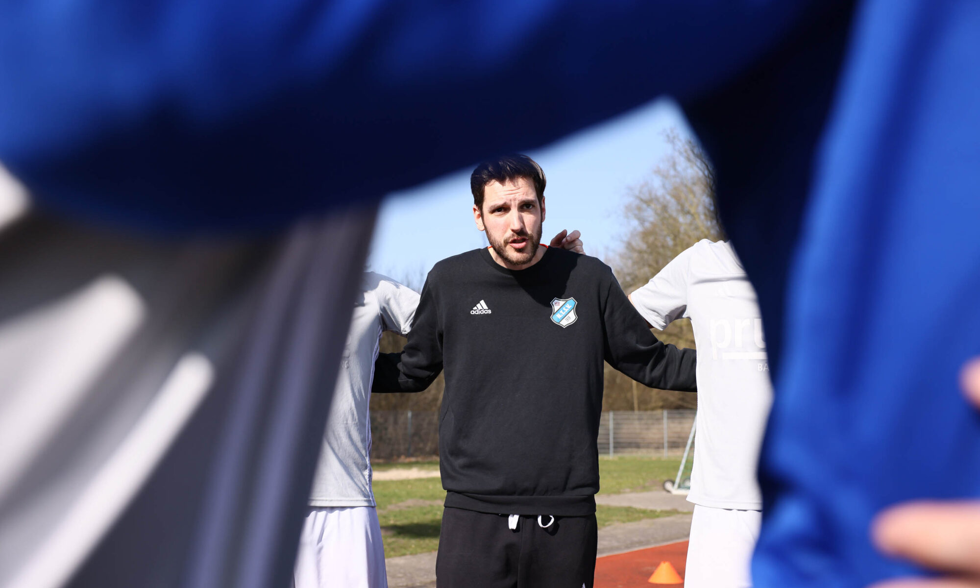 Jan-Hendrik Schmidt, Trainer der 3. Herren des Niendorfer TSV, im Spielerkreis nach einem Spiel.