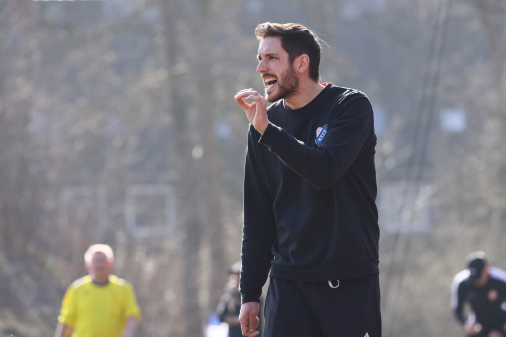 Trainer Jan-Hendrik Schmidt coacht seine Mannschaft vom Niendorfer TSV.
