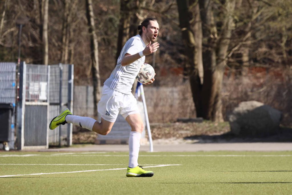 Niendorfs Yannick Schlewing jubelt über ein Tor.